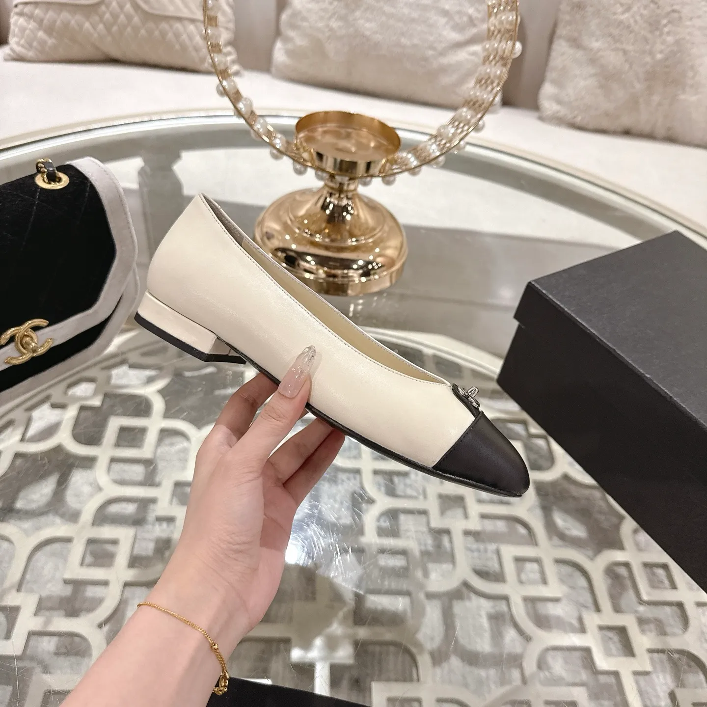 👟👟Ex-factory price 560👟👟Chanel 2025SS Spring and Summer New Double C Button Mary Jane🆕 Xiaoxiang𝐂Jia's beautiful Mary Jane shoes are so sweet that they are so beautiful that they are so beautiful. The round square toe design is cute and cute ~ metal/button logo. The appearance is super online. When you wear it, you will feel like a wealthy daughter. I thought it looks good. Only when I put it on my feet do I know how easy it is to wear ~ Upper: Customized lambskin Lining: Sheepskin Outsole: Genuine leather outsole imported from Italy Size: 35-42 (40.41.42 customization is non-refundable) Packaging: The latest gift box packaging at the counter